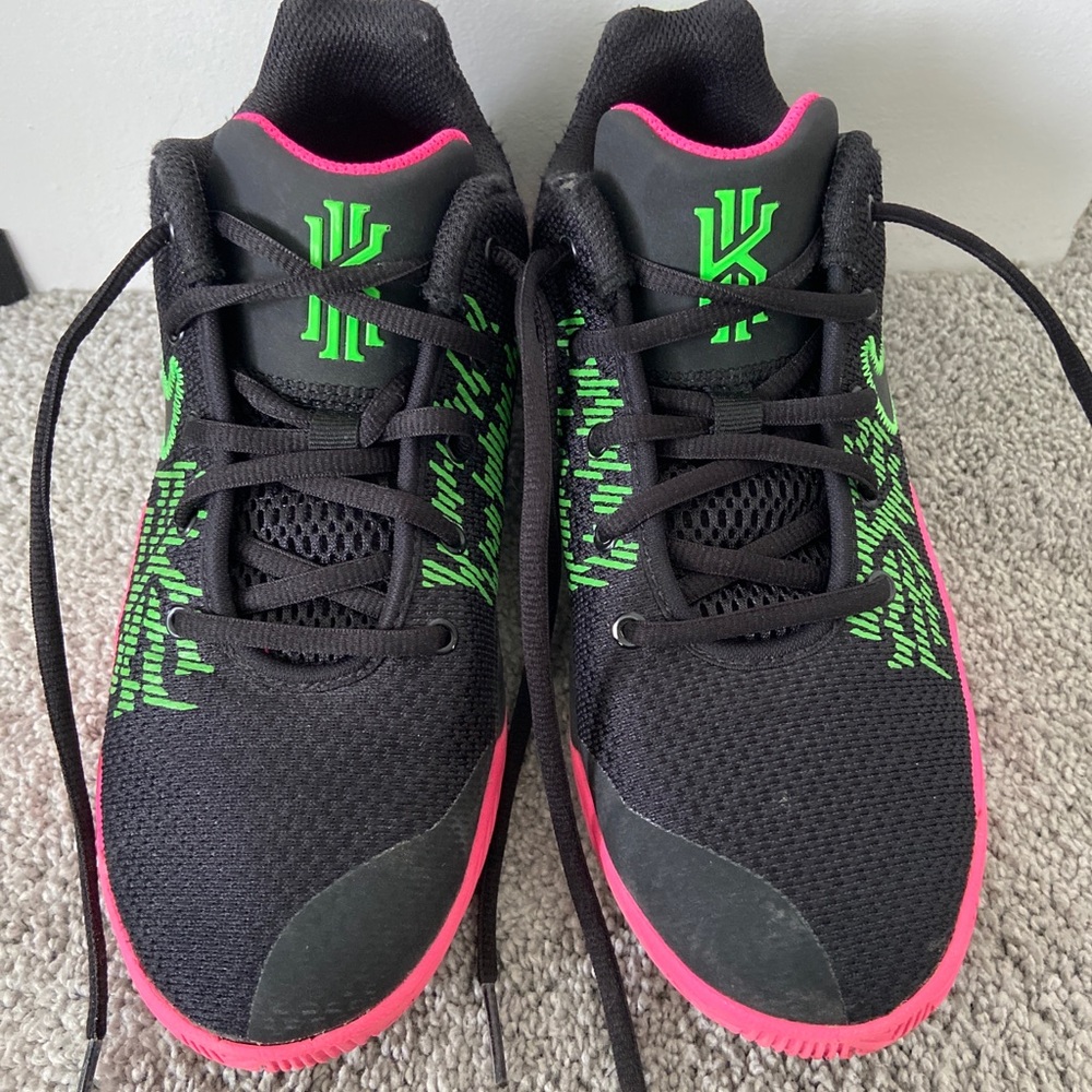 Nike Kyrie Flytrap II Basketball Shoes, Boys Sz 5